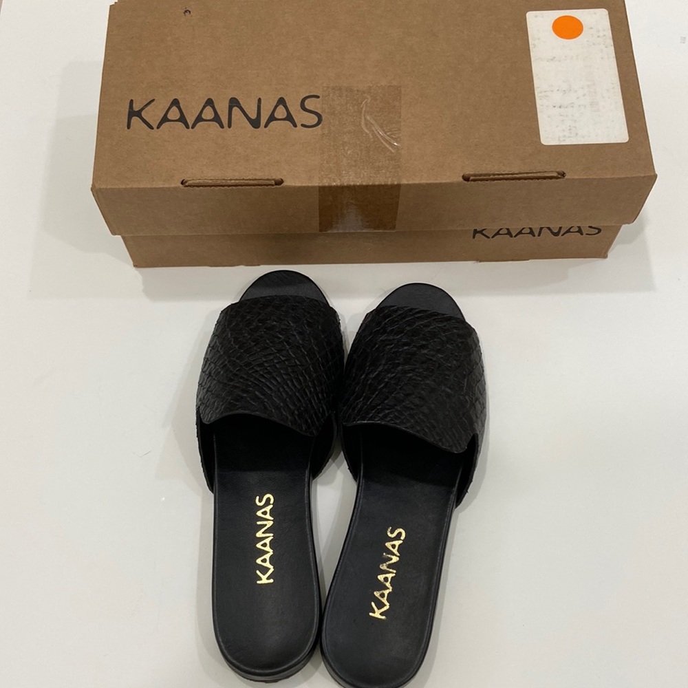 NWB Kaanas Leticia Snake Skin Slide Sandal in Black. Size 8